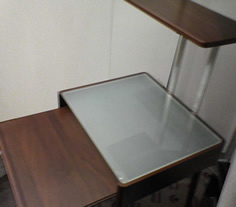 便利なガラス下部分のテーブル